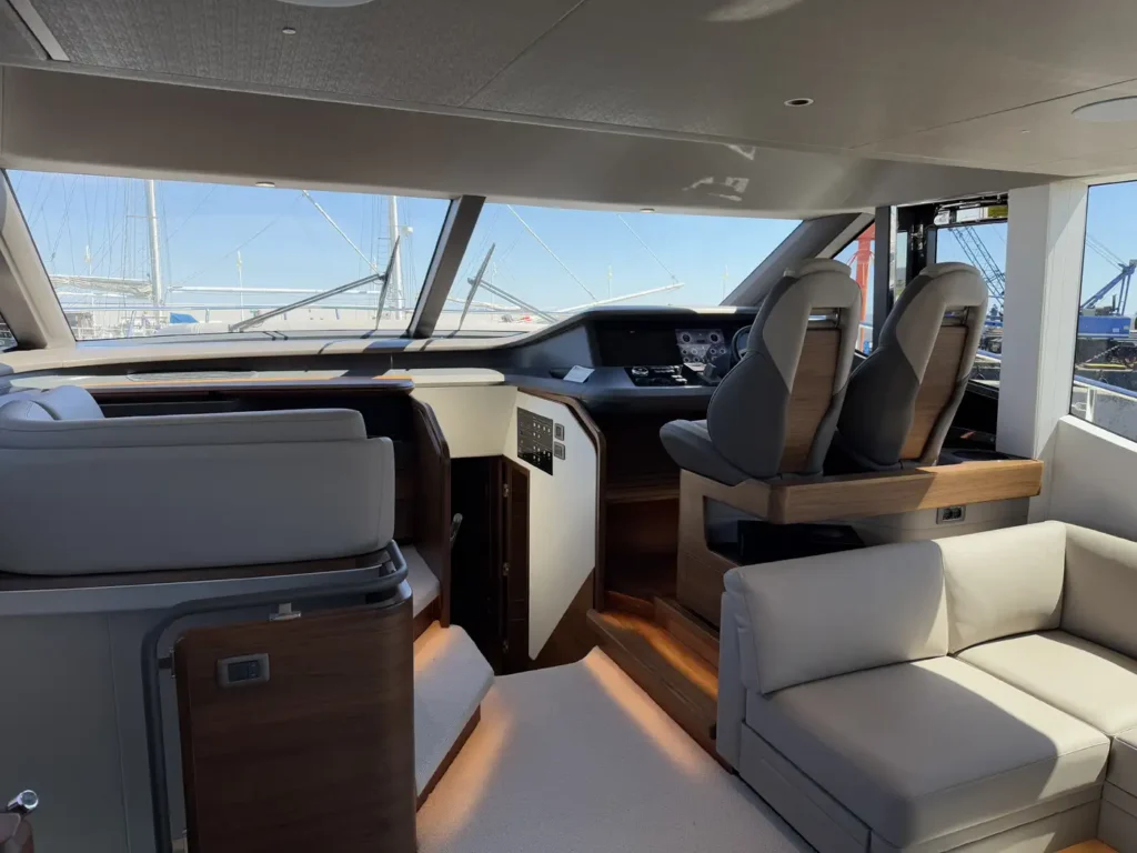 Avcon-Yacht_Princess_Y72_steuerstand-und-wohnbereich
