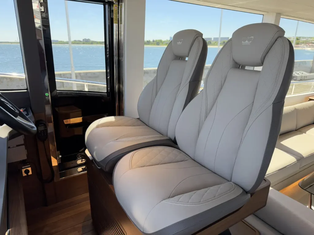 Avcon-Yacht_Princess_Y72_steuerstuhle-vorne