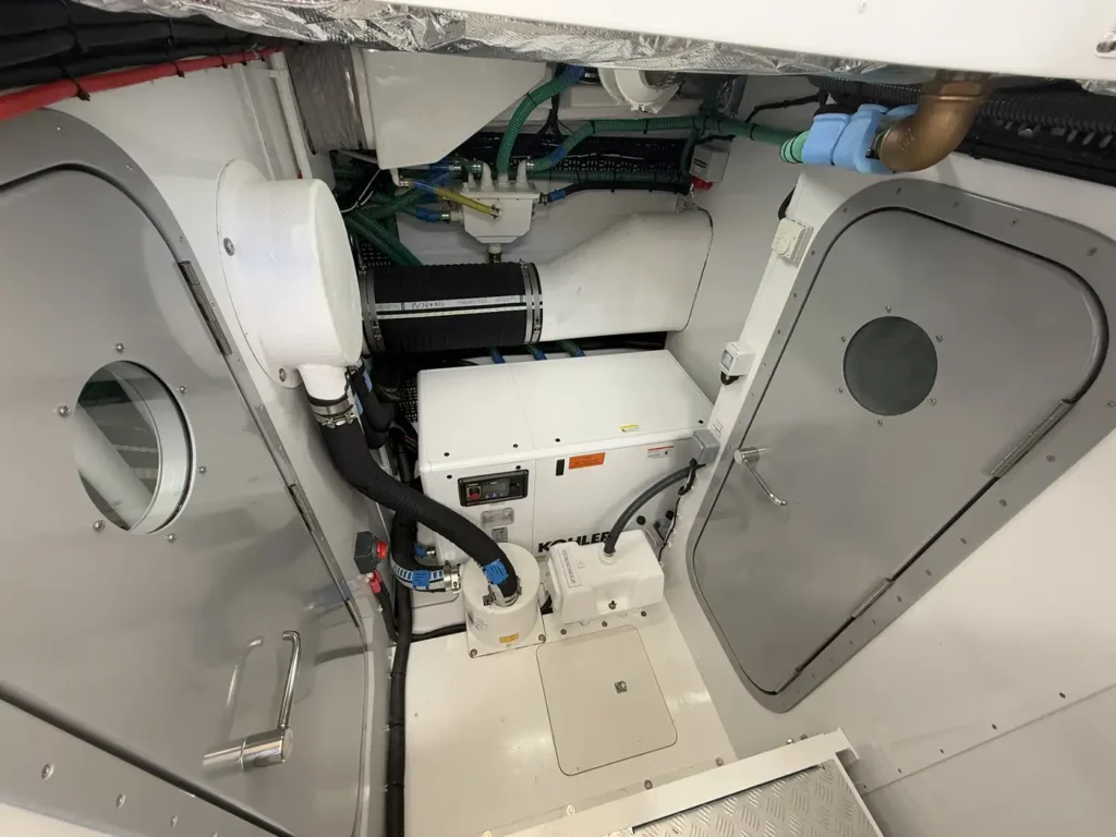 Avcon-Yacht_Princess_Y72_technikraum-generatorbereich