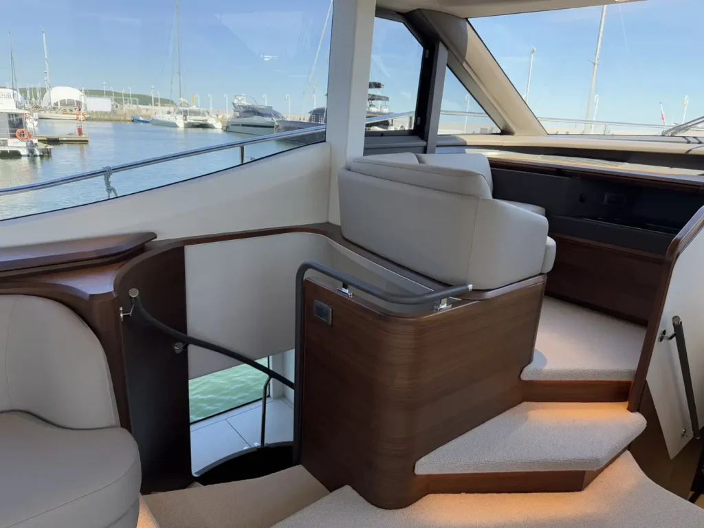 Avcon-Yacht_Princess_Y72_treppenabgang-mit-sitzgruppe