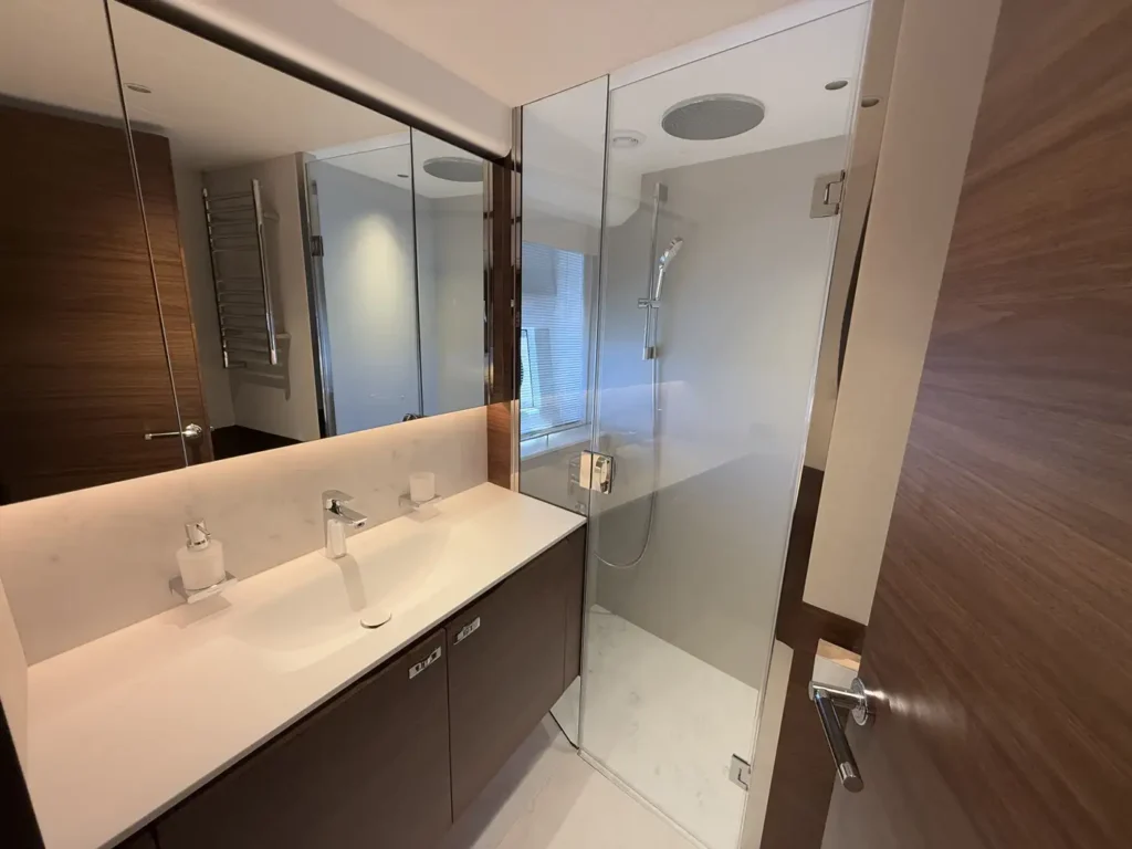 Avcon-Yacht_Princess_Y72_waschbecken-und-dusche-badezimmer