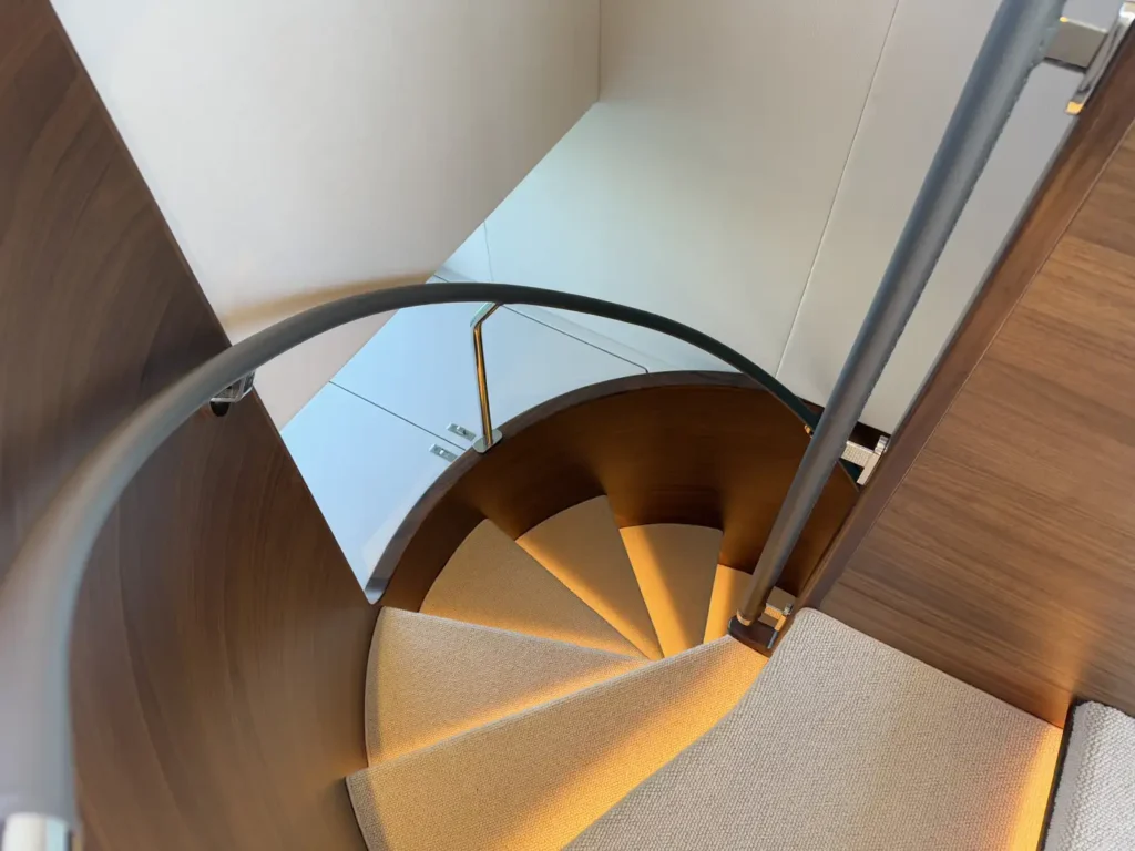 Avcon-Yacht_Princess_Y72_wendeltreppe-im-yachtinnenraum