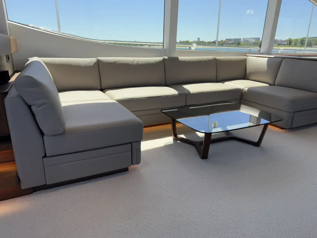 Avcon-Yacht_Princess_Y72_wohnlounge-mit-ecksofa