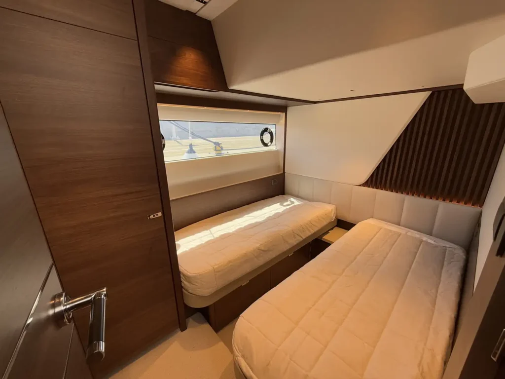 Avcon-Yacht_Princess_Y72_zweitkabine-mit-einzelbetten