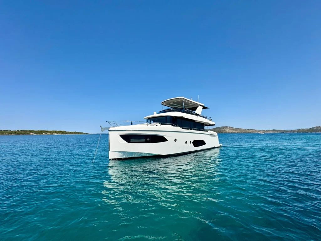 Absolute Navetta 52 leicht von vorne fotografiert, elegant auf dem Wasser treibend.