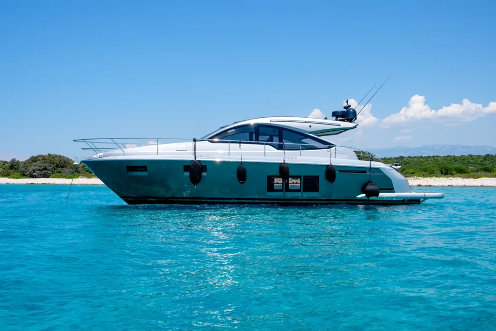 Elegantes Profil der Fairline Targa 48 Open mit glänzendem Rumpf und klarer Sicht auf die Fenster.