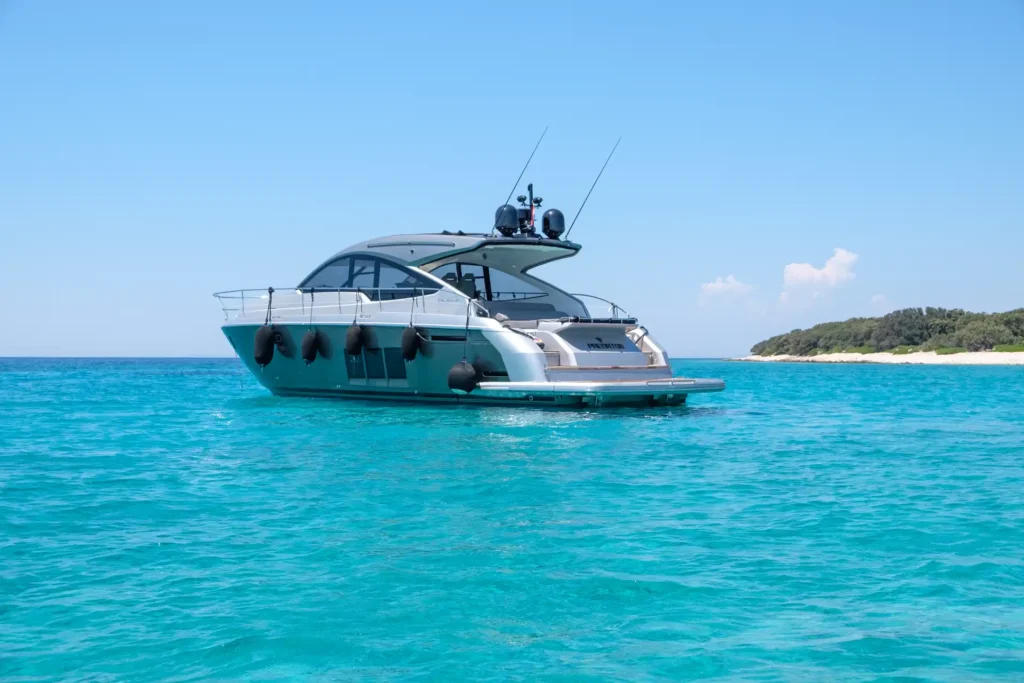 Die Fairline Targa 48 Open von hinten, mit Blick auf das offene Cockpit und der Bootsname „PREDATOR“.
