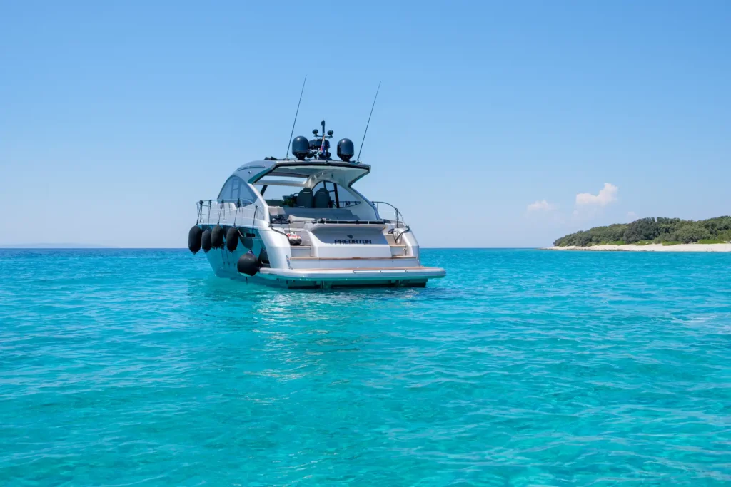 Heckansicht der Fairline Targa 48 Open mit klarer Sicht auf das geräumige Achterdeck.