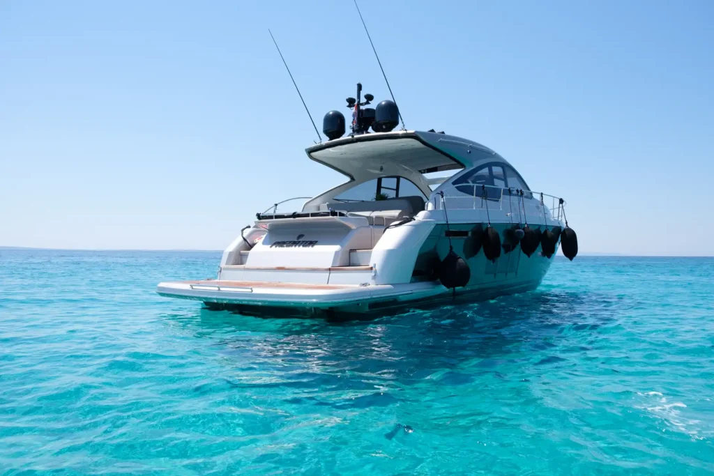 Die Fairline Targa 48 Open bei ruhigem Seegang, Blick auf das Heckdesign.