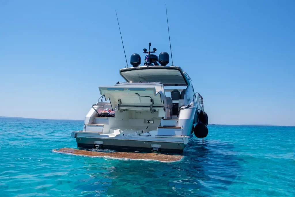 Geöffnete Tendergarage der Fairline Targa 48 Open mit Blick auf das Williams Beiboot und ein Jet-Ski.