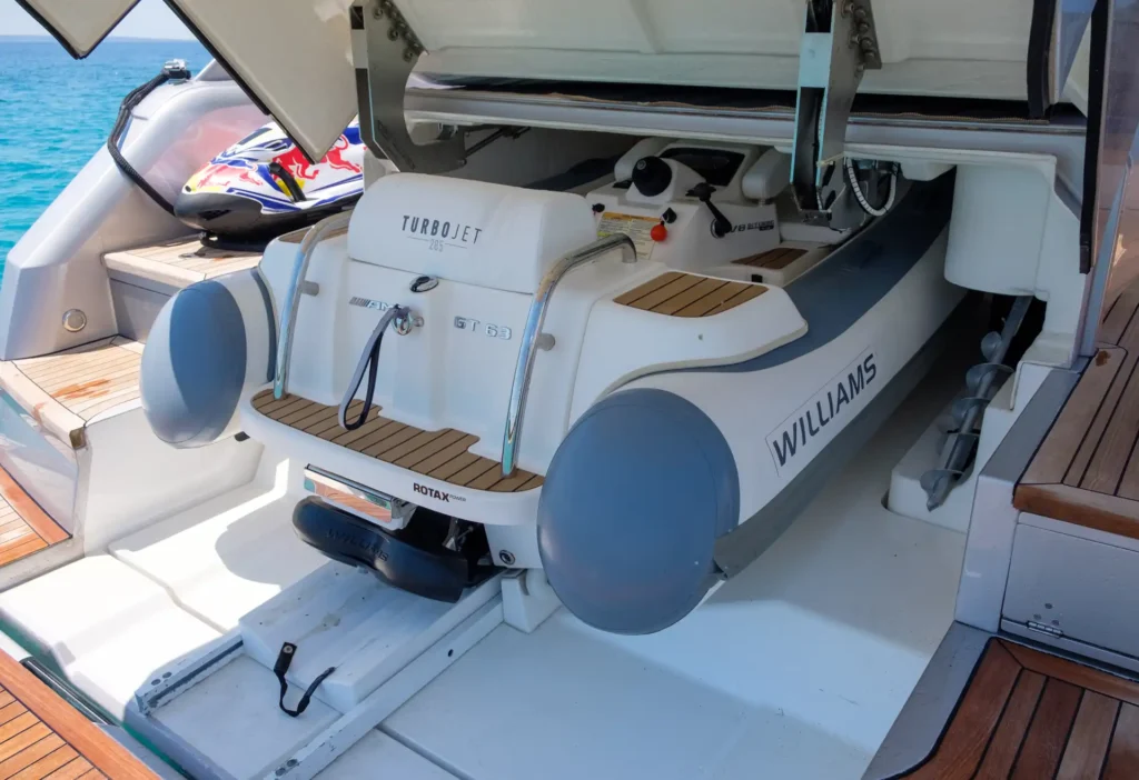 Detailaufnahme des Williams Turbojet Beiboots in der Garage der Fairline Targa 48 Open.