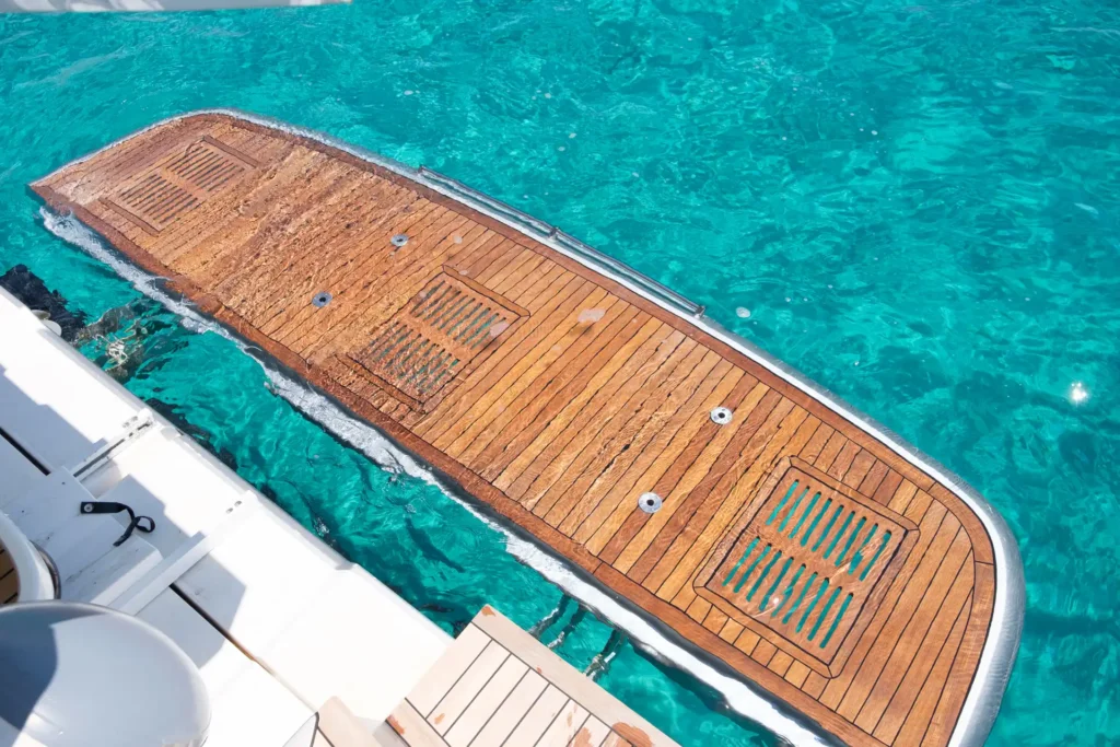 Holzverkleidete hydraulische Badeplattform der Fairline Targa 48 Open im Wasser versenkt.