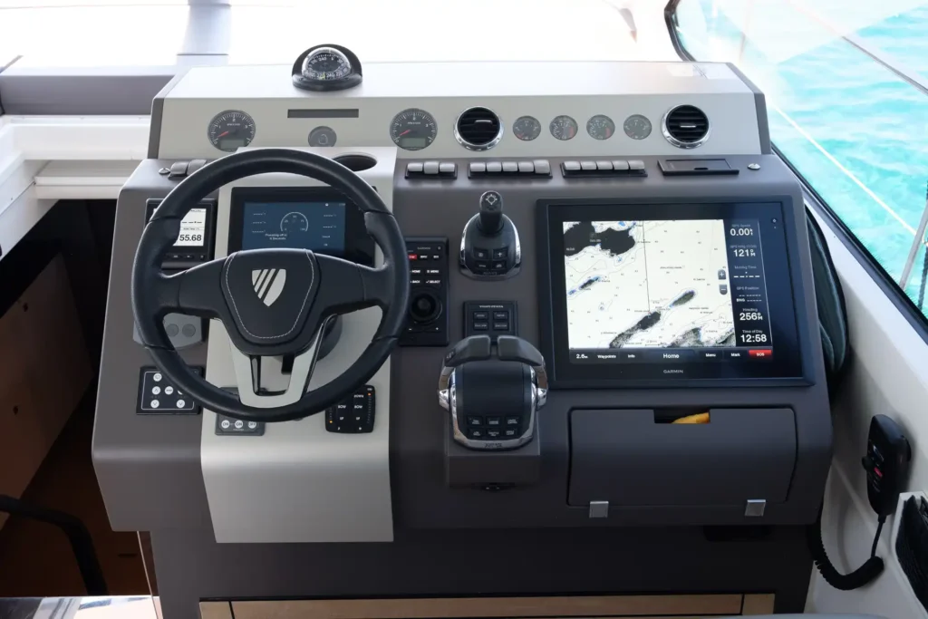 Nahaufnahme des Steuerstands der Fairline Targa 48 Open mit moderner Navigationstechnik.