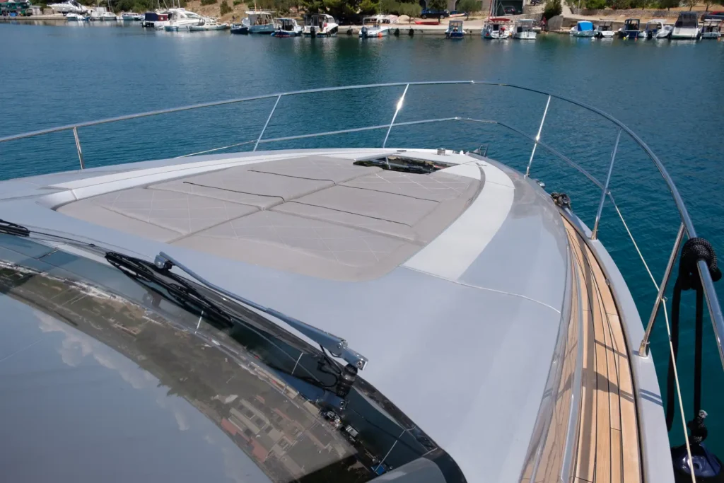 Sonnendeck der Fairline Targa 48 Open mit gepolsterter Liegefläche, Blick auf das Wasser.