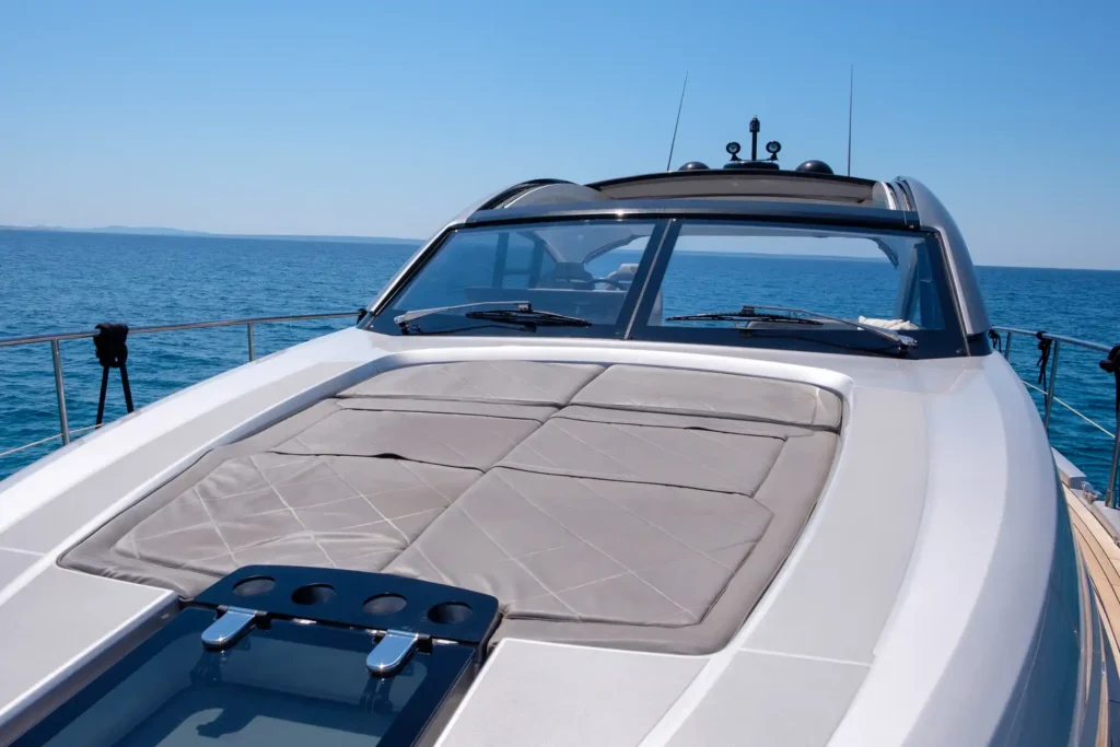 Vorderansicht der gepolsterten Liegefläche auf der Fairline Targa 48 Open mit Blick aufs Meer.