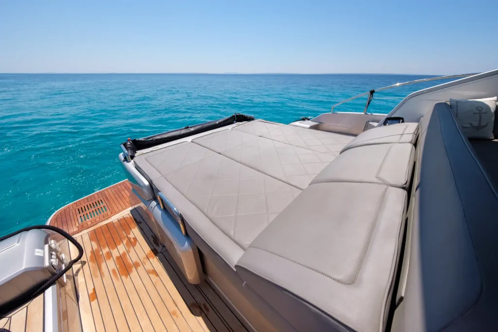 Heckbereich der Fairline Targa 48 Open mit großzügiger Liegefläche und Badeplattform.