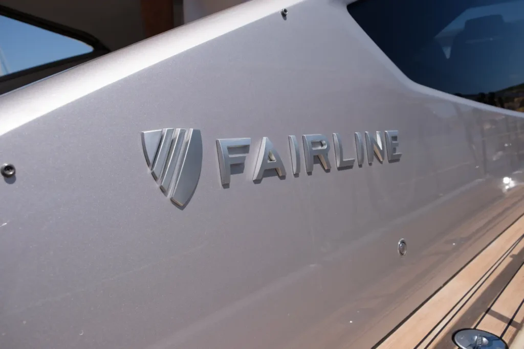 Nahaufnahme des Fairline-Logos auf der Außenwand der Fairline Targa 48 Open.