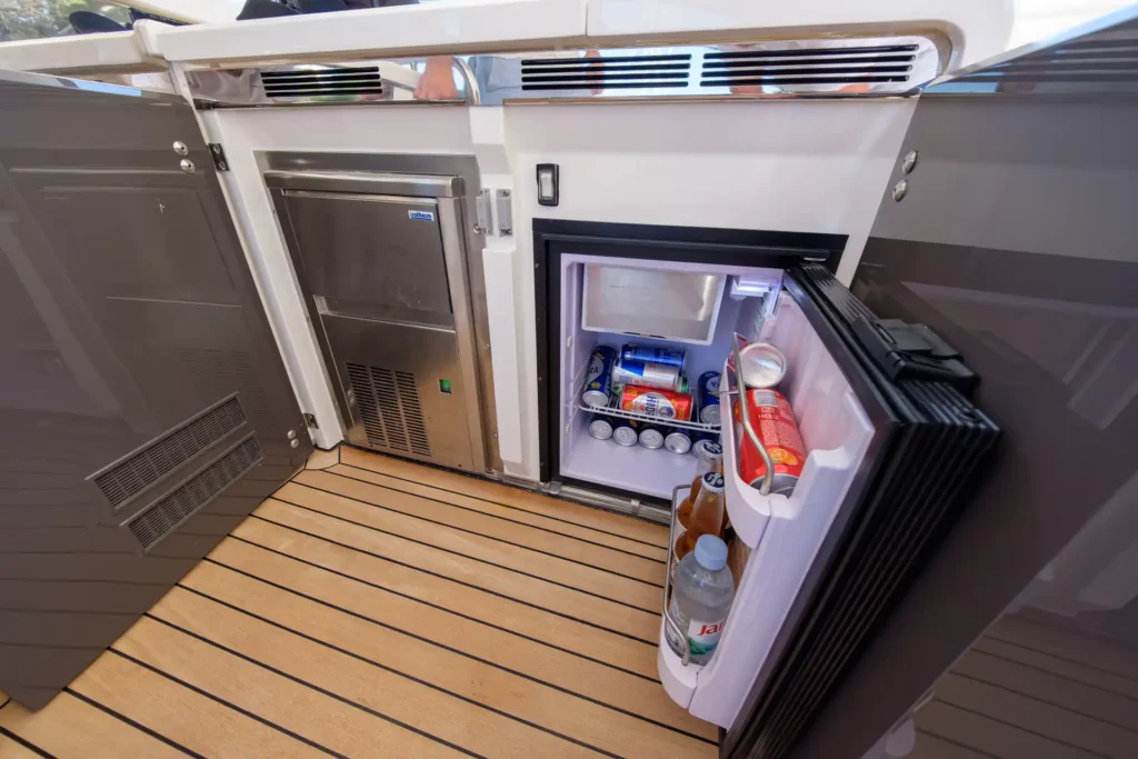 Bordkühlschrank der Fairline Targa 48 Open, geöffnet und mit Getränken bestückt.