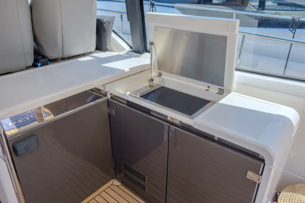 Außenküche mit Grillfläche auf der Fairline Targa 48 Open, Deckel geöffnet.
