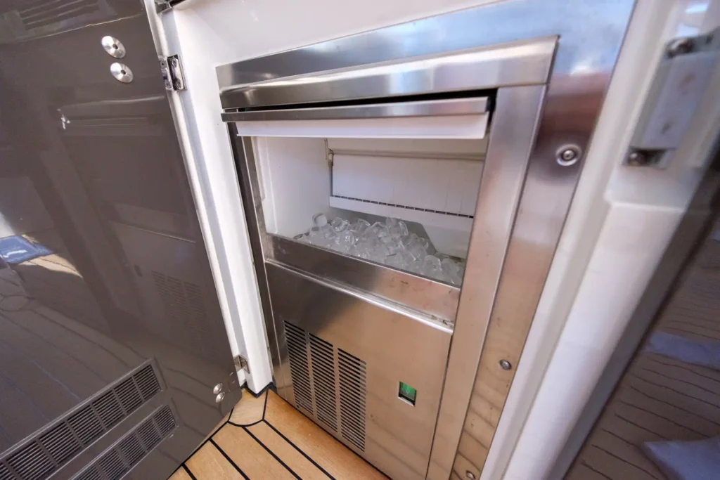 Eiswürfelmaschine an Bord der Fairline Targa 48 Open, geöffnet und befüllt.