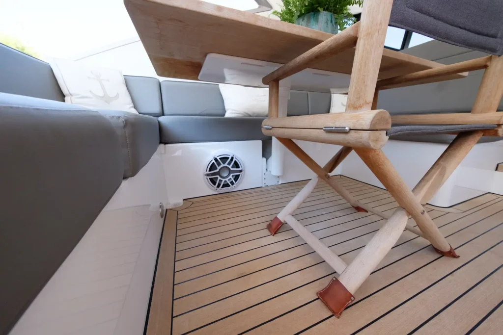 Sitzbereich mit Holzstuhl und eingebauten Lautsprechern auf dem Deck der Fairline Targa 48 Open.
