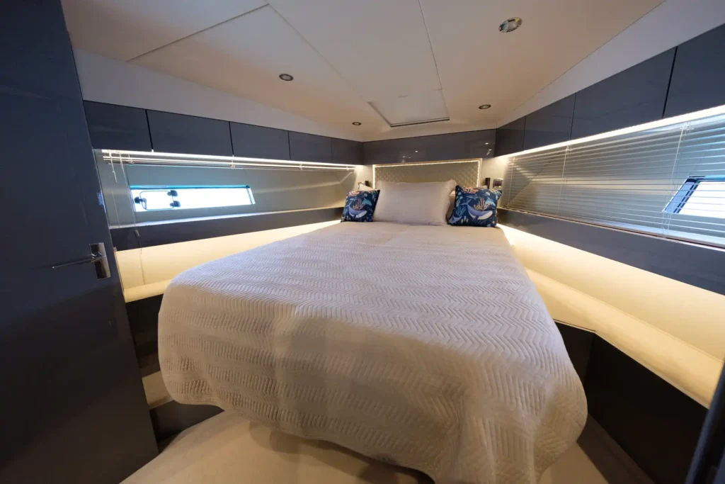 Elegante Bugkabine der Fairline Targa 48 Open mit Doppelbett und seitlichen Fensterflächen.
