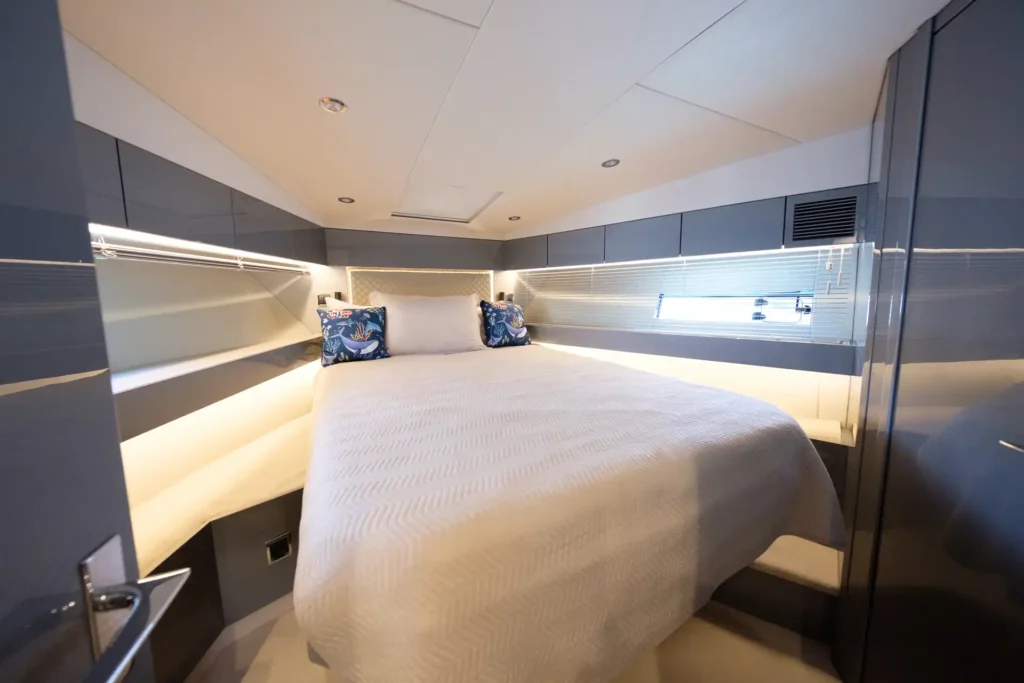Weitwinkelansicht der luxuriösen Bugkabine auf der Fairline Targa 48 Open, beleuchtet mit indirektem Licht.