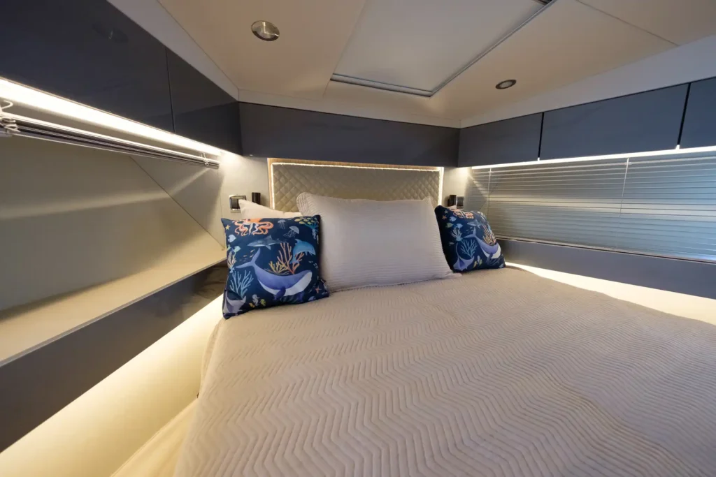 Nahaufnahme der komfortablen Bugkabine mit stilvoller Beleuchtung auf der Fairline Targa 48 Open.