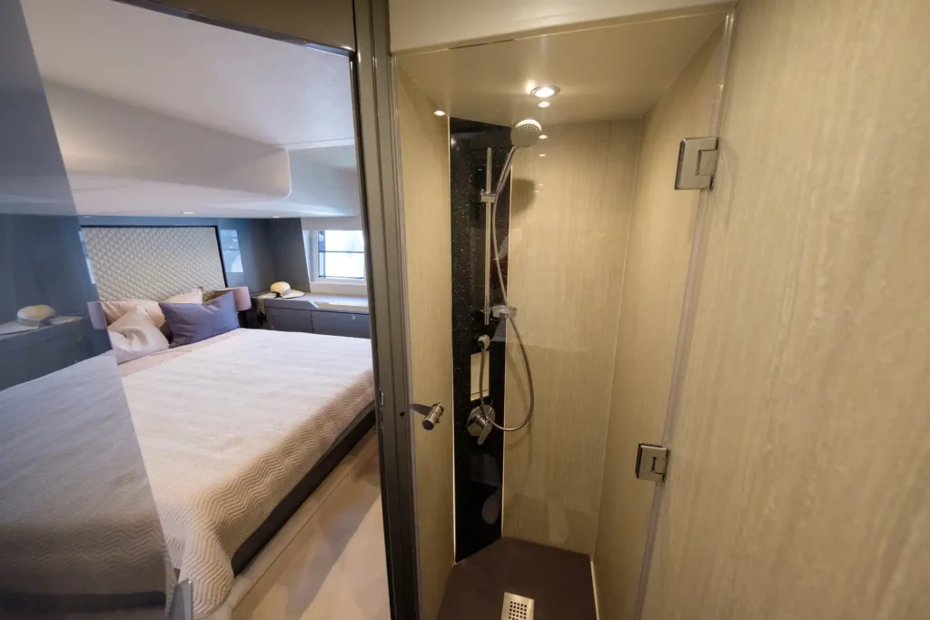 Blick in das Badezimmer der Hauptkabine mit separater Dusche auf der Fairline Targa 48 Open.