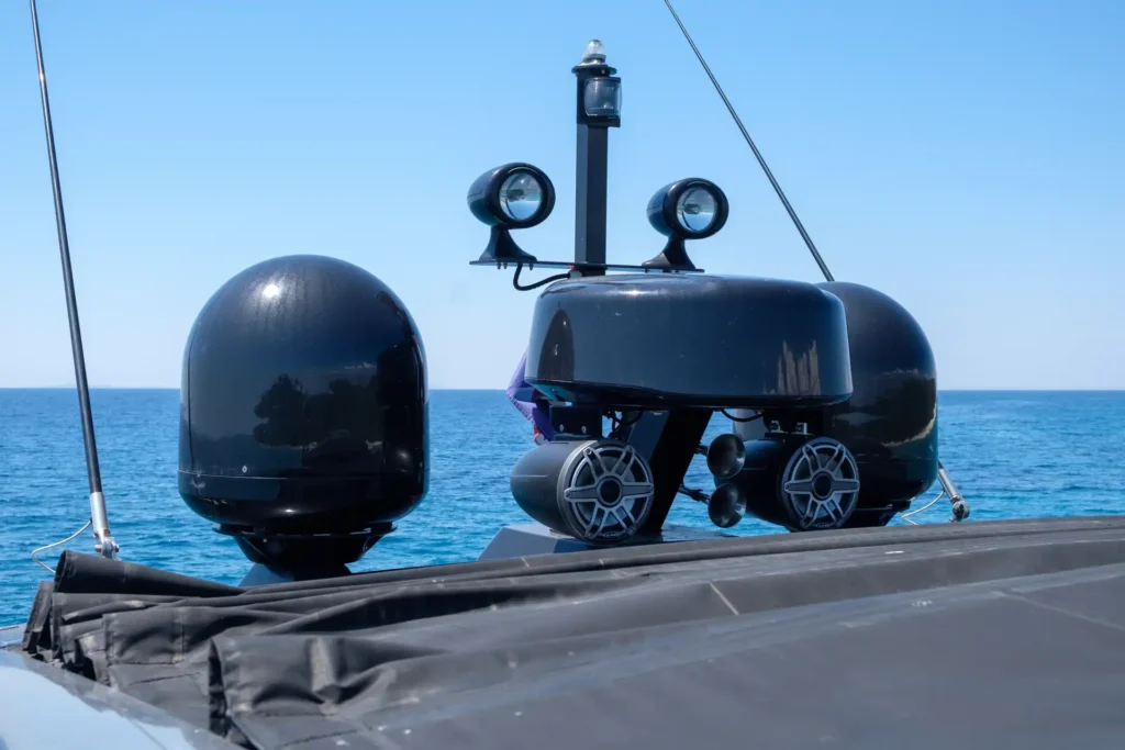 Außenlautsprecher, Navigationsbeleuchtung und Satellit-Domes auf dem Dach der Fairline Targa 48 Open.