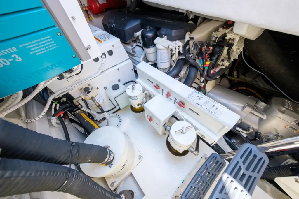 Blick in den sauberen und technisch ausgerüsteten Motorraum der Fairline Targa 48 Open.