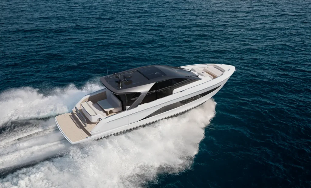 Motoryacht Princess C48 fährt dynamisch über das offene Meer und zeigt ihr modernes Design.