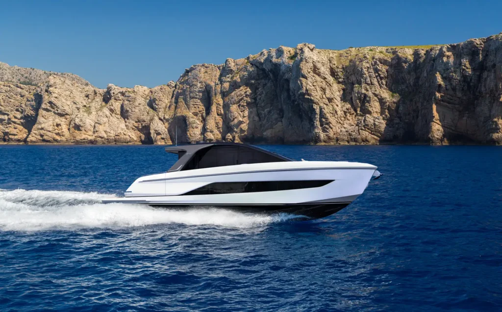 Seitliche Ansicht der Princess C48, die vor einer felsigen Küste mit hoher Geschwindigkeit fährt.