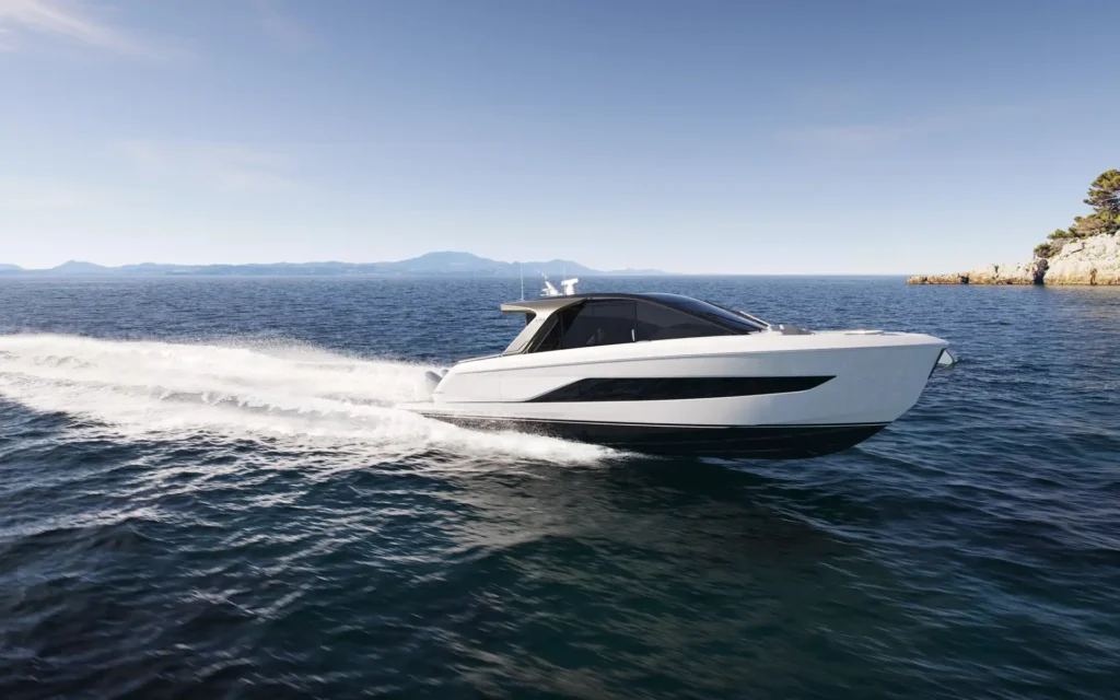 Die Princess C48 gleitet mit weißem Rumpf und Außenbordmotoren elegant über das Wasser.