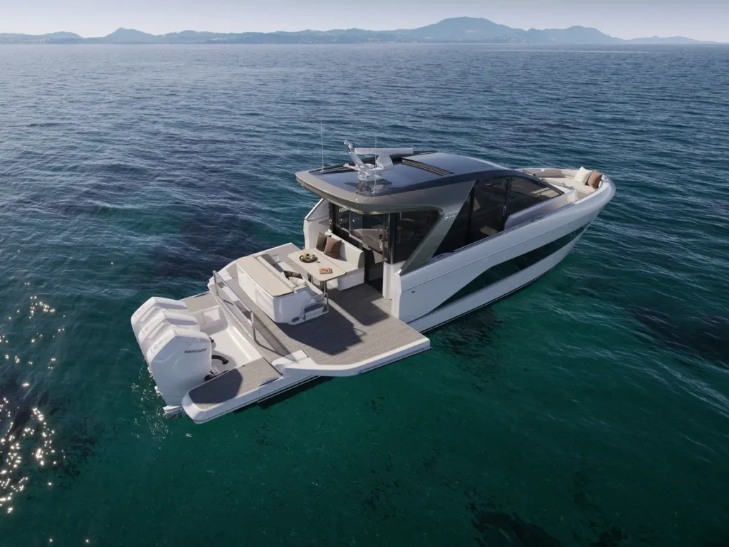 Princess C48 liegt still auf dem klaren Wasser und präsentiert ihre großzügige Badeplattform.