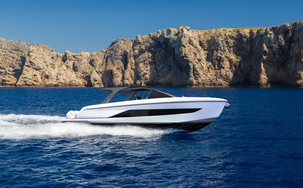 Elegante Princess C48 unterwegs auf dem offenen Wasser mit klarer Sicht auf die Küstenlandschaft.