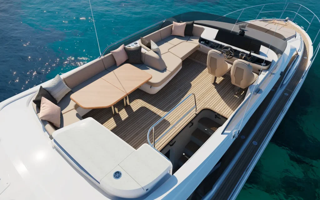 Blick auf die Flybridge der Princess F54 mit großzügigen Sitzbereichen, Steuerstand und Esstisch über dem klaren Meer.