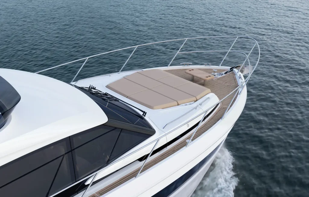 Vorderdeck der Princess F54 mit großen Sonnenpolstern und kleinem Tisch auf dem offenen Wasser.