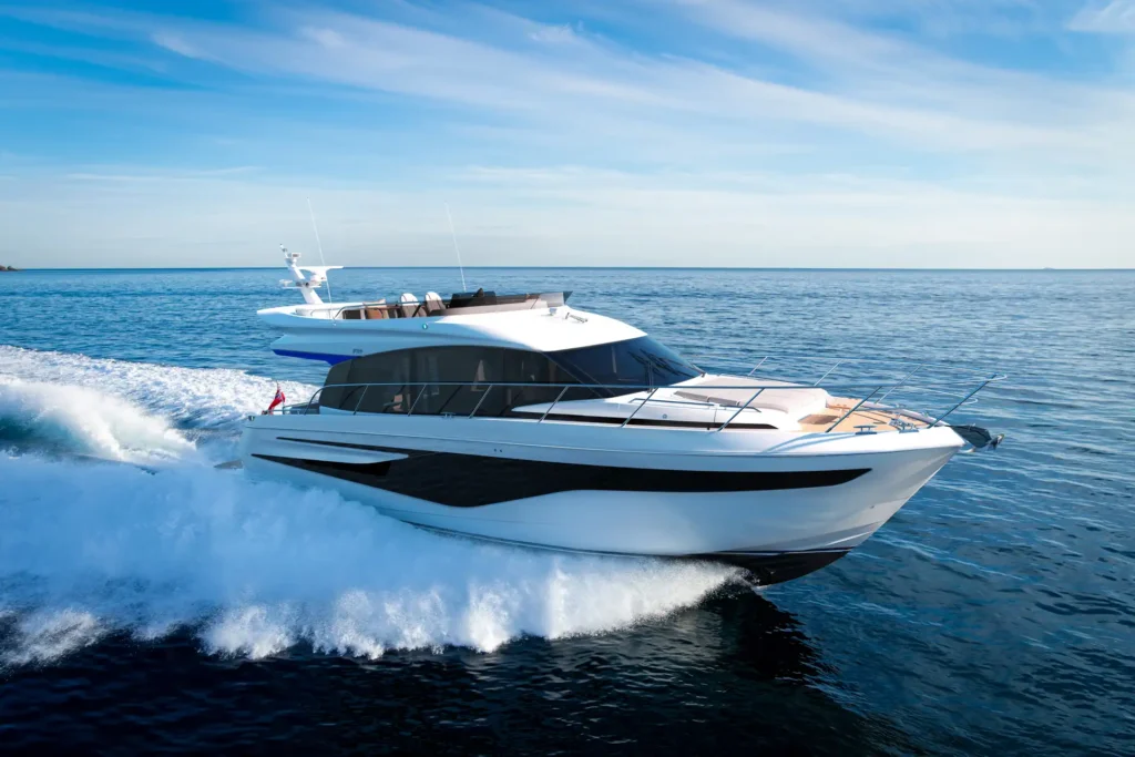 Die Princess F54 fährt mit hoher Geschwindigkeit über das Meer und zeigt ihr modernes Rumpfdesign.