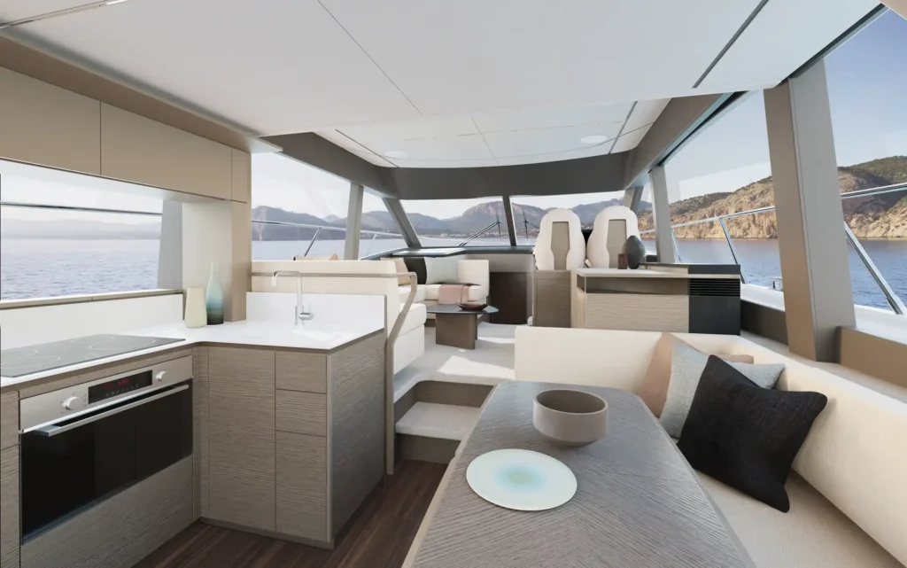 Offener Salon der Princess F54 mit Küche, Sitzbereichen und großen Panoramafenstern.