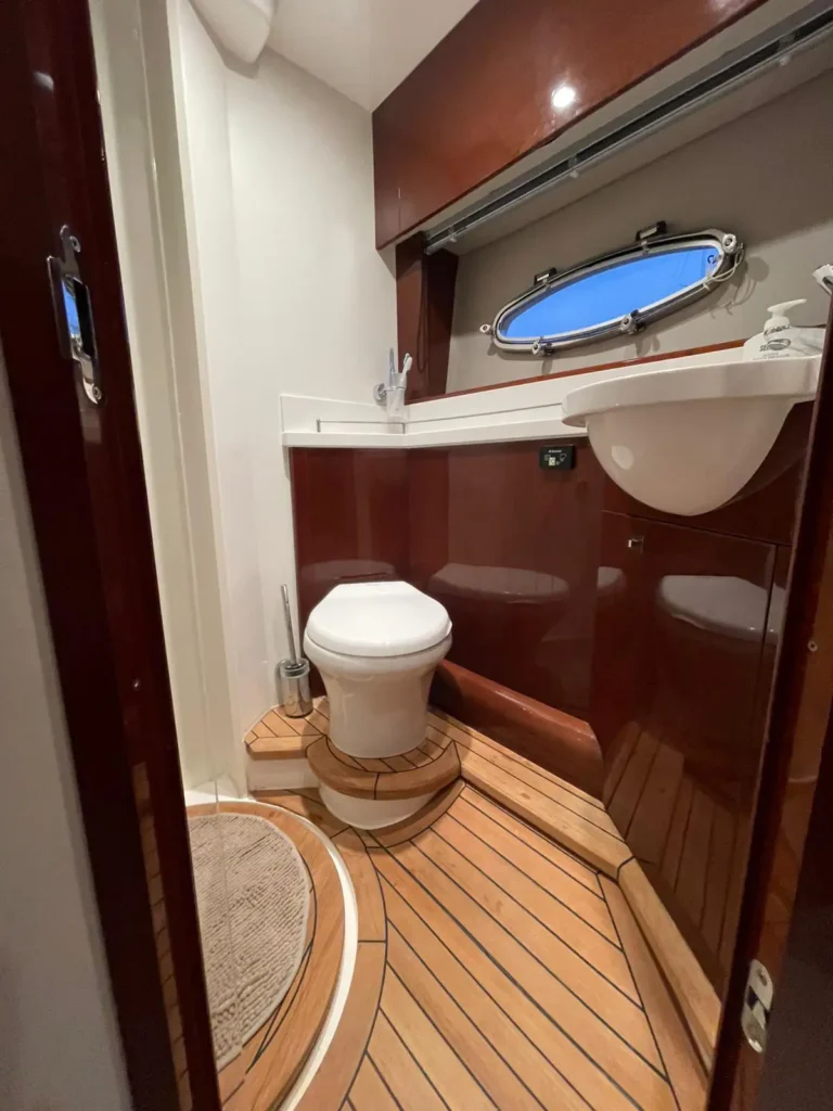Avcon_Yacht-Princess_V42_2012-24