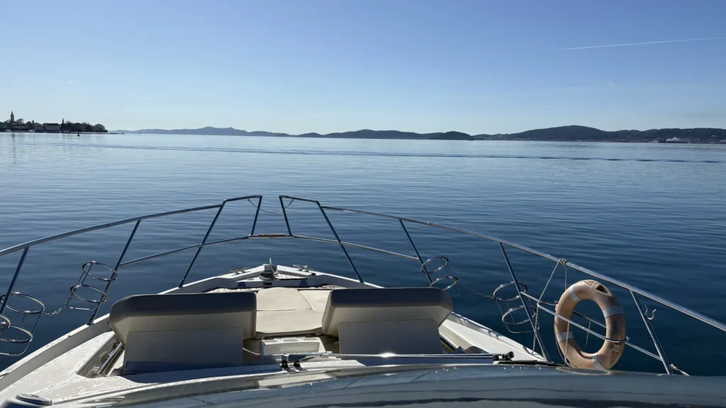 Blick über den Bugbereich der Cranchi M44 auf das offene Meer und Inseln am Horizont.