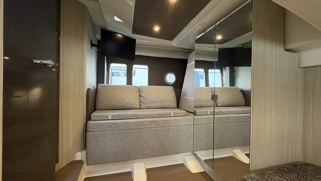 Blick durch den Innenraum der Cranchi M44 auf die Sitzgruppe, mit Oberlicht, Stauraum und Gang zu den Kabinen.