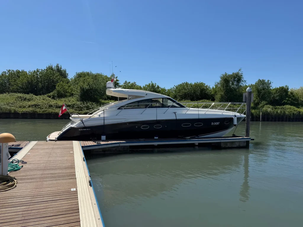 avcon-yacht-princess-v45-exterior-side-profile-at-dock-01