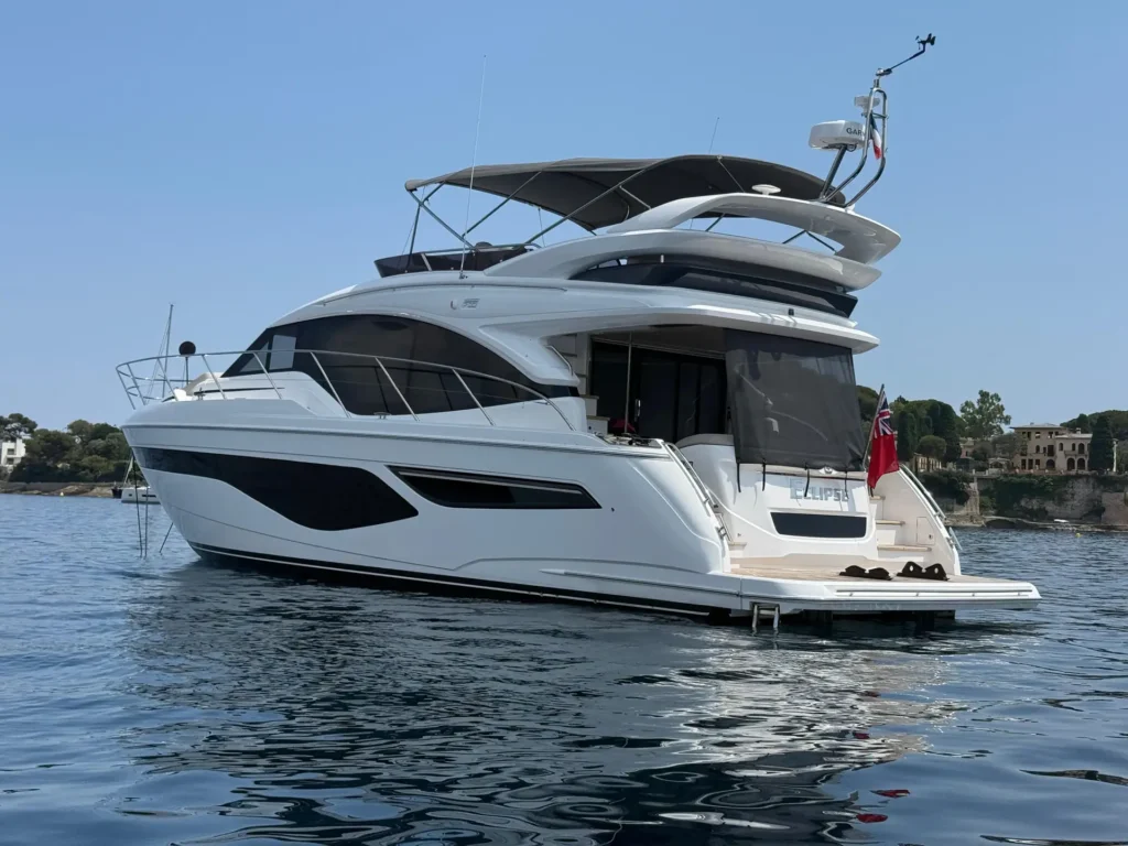 02_Avcon_Yacht_Exterior_Stern_Transom_View