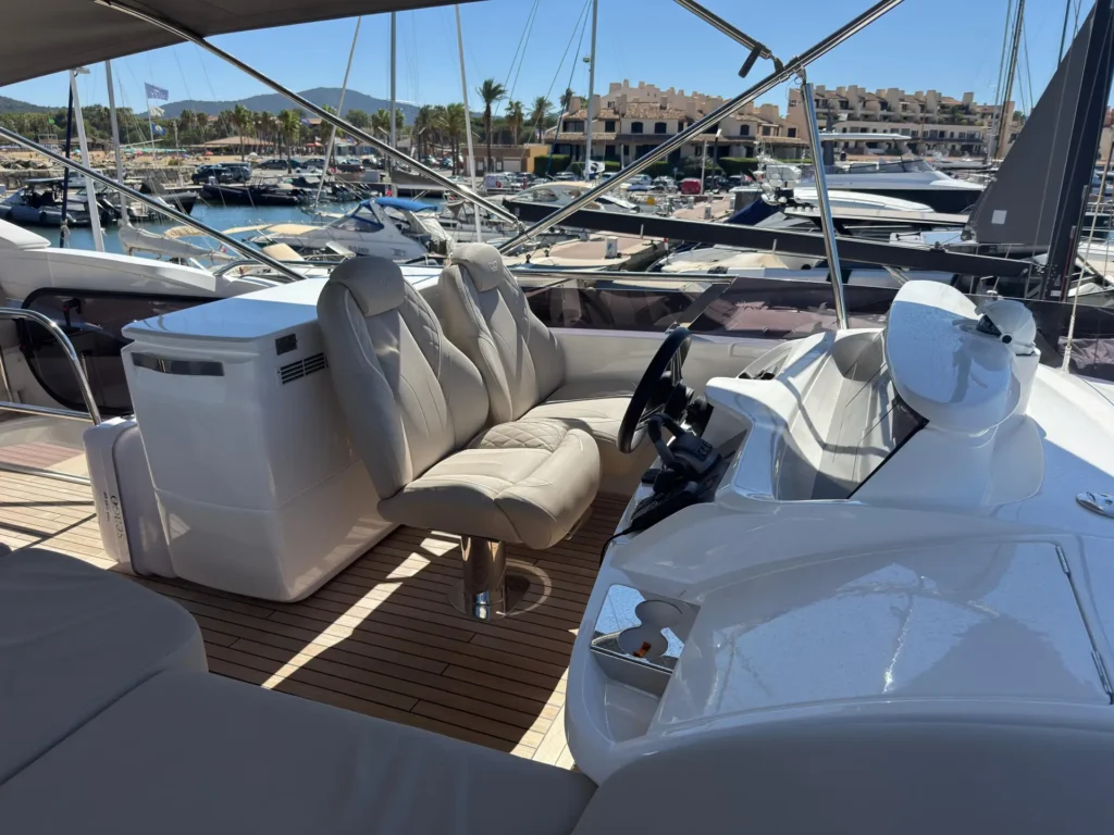 07_Avcon_Yacht_Cockpit_Seating_And_Table