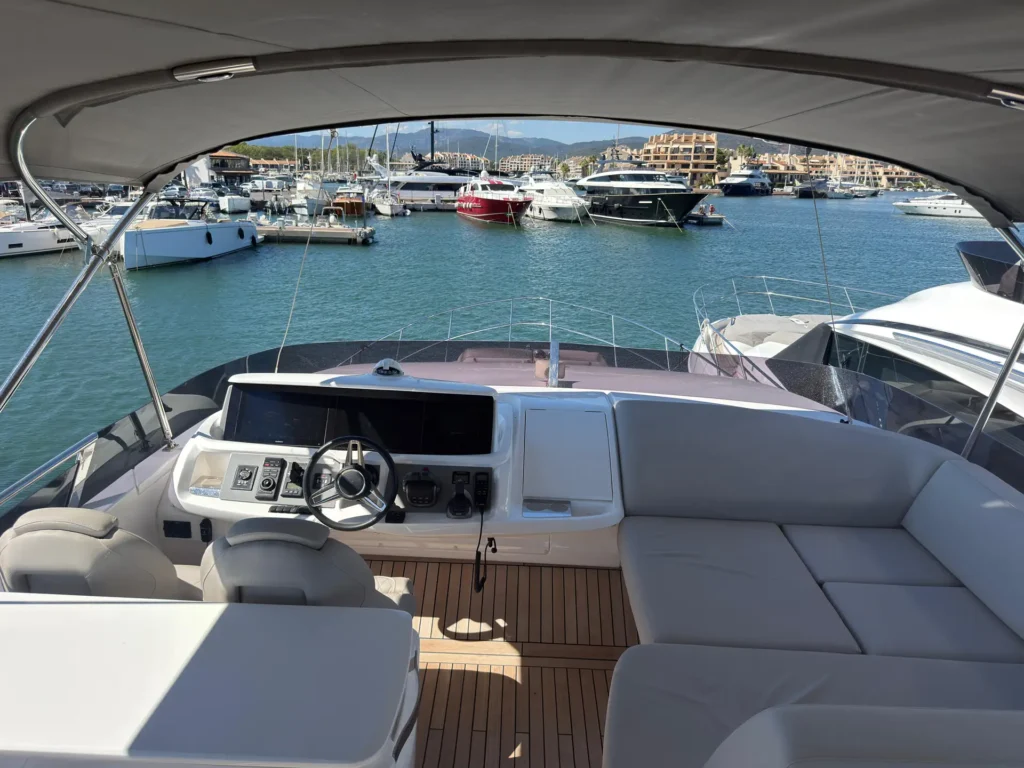 08_Avcon_Yacht_F55_202_Flybridge_Helm_And_Seating
