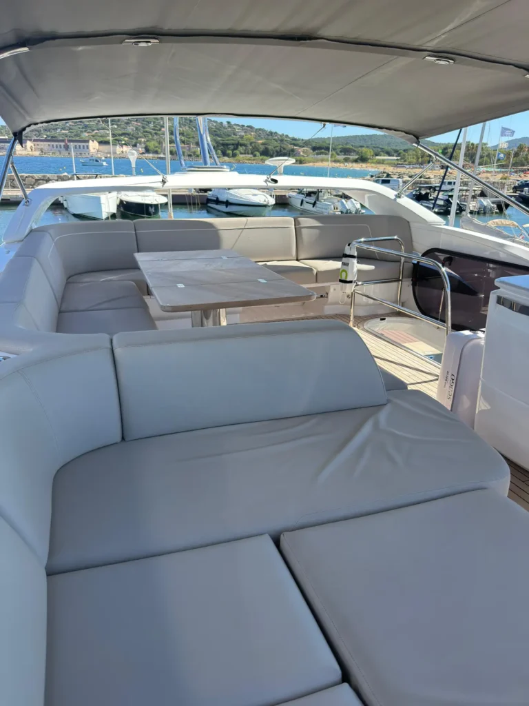 09_Avcon_Yacht_F55_202_Flybridge_Lounge_And_Table