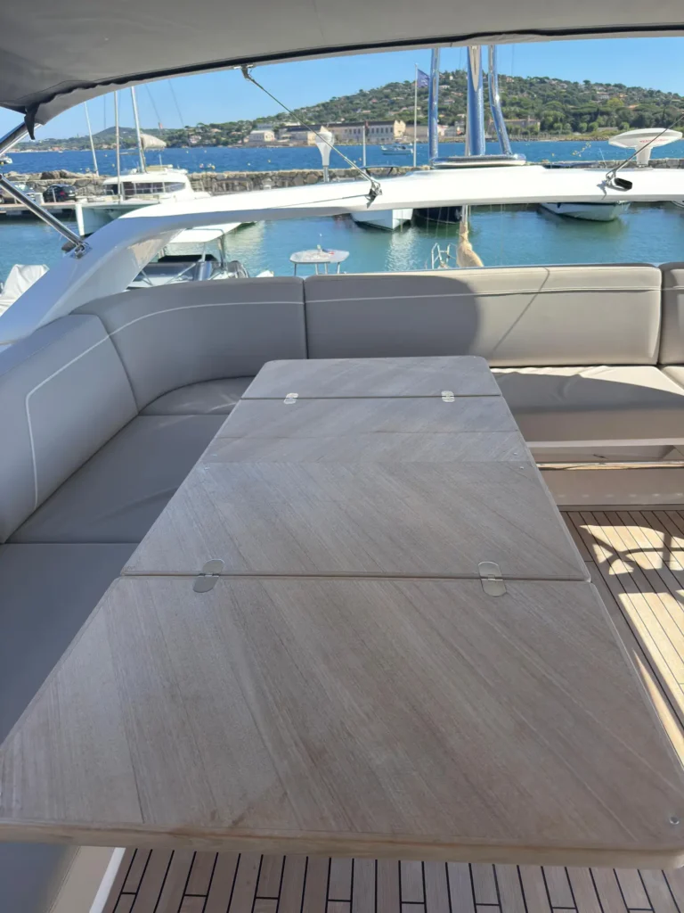 10_Avcon_Yacht_F55_202_Flybridge_Sunpad