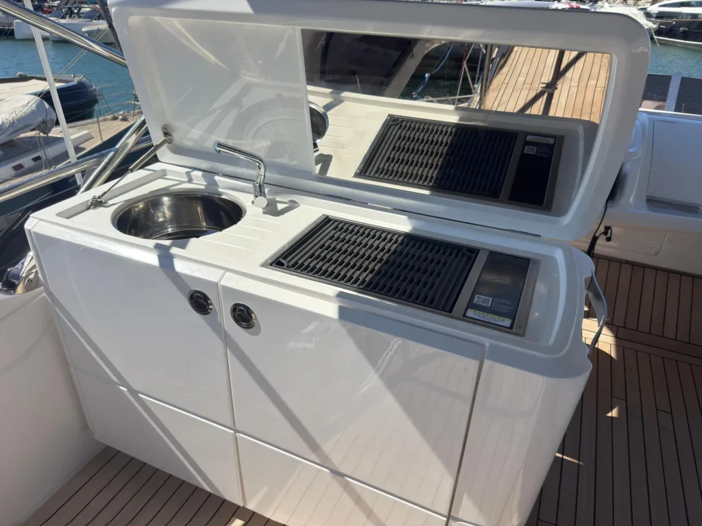 11_Avcon_Yacht_F55_202_Flybridge_Wet_Bar_And_Grill
